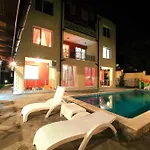 Private With Parking And Pool Apartamento Balchik